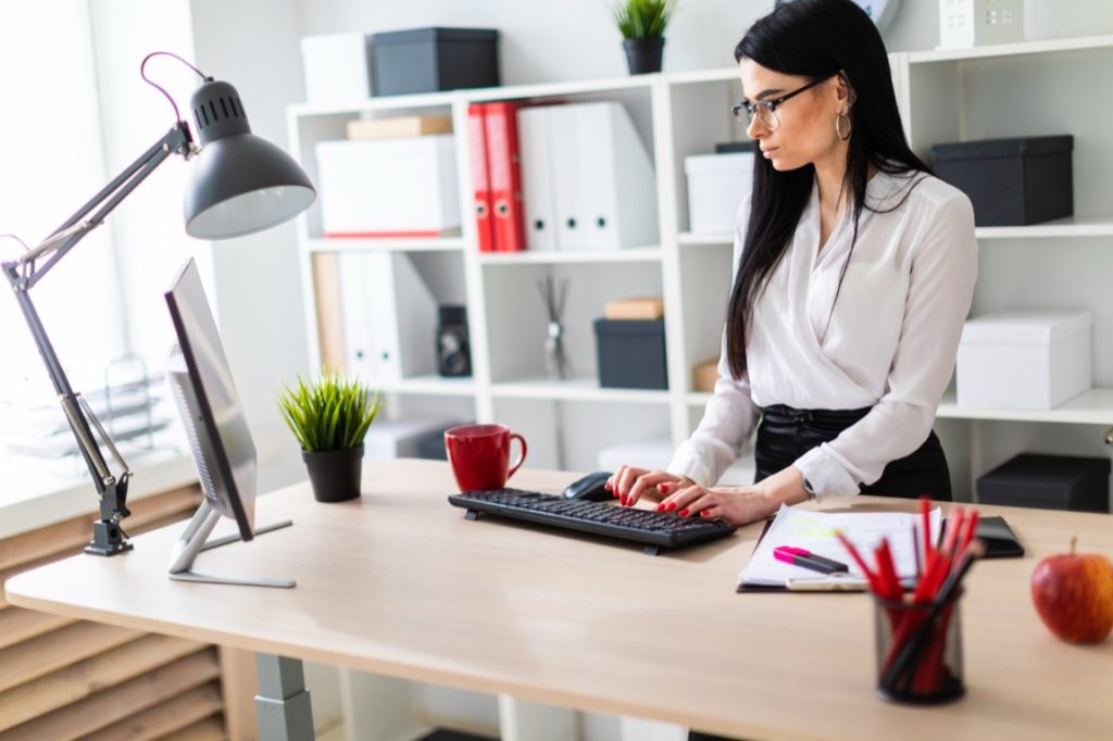 Wybór komputera dla osób starszych to zadanie wymagające szczególnego wyczucia potrzeb tej grupy użytkowników